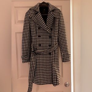 Cute black and white coat, very well done and beautiful fabric size S